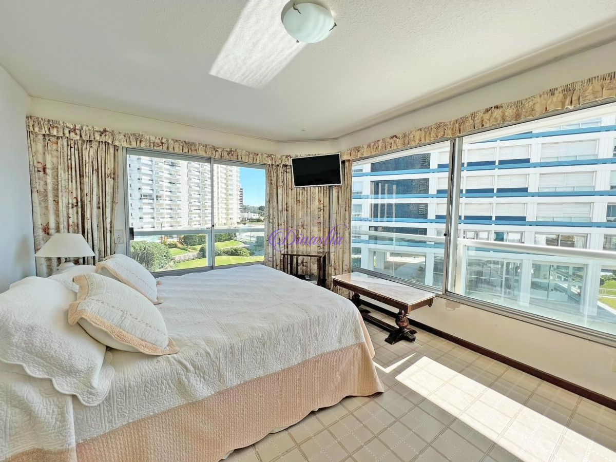 Apartamento ID.438 - Venta y Alquiler Apartamento de 2 dormitorios frente al mar en Playa Brava, Punta del Este.