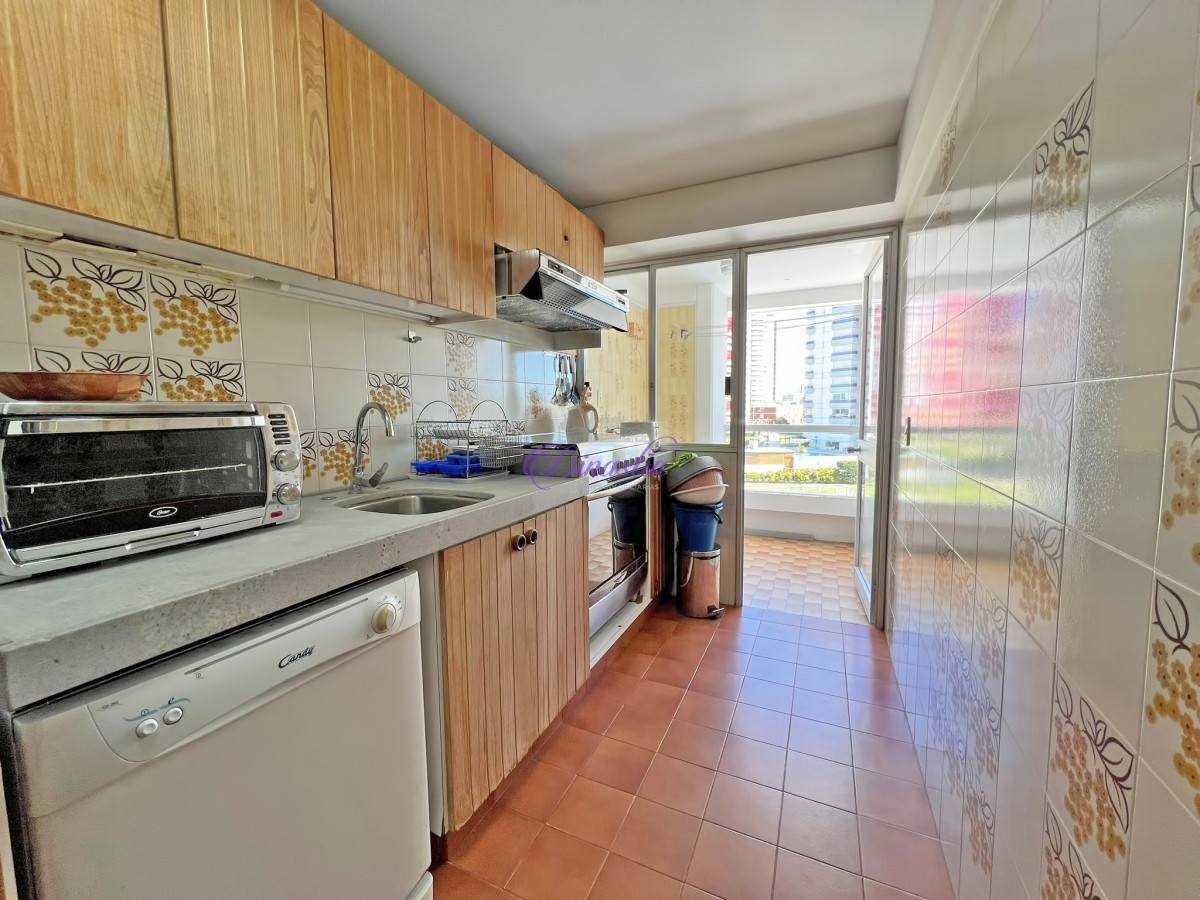 Apartamento ID.438 - Venta y Alquiler Apartamento de 2 dormitorios frente al mar en Playa Brava, Punta del Este.