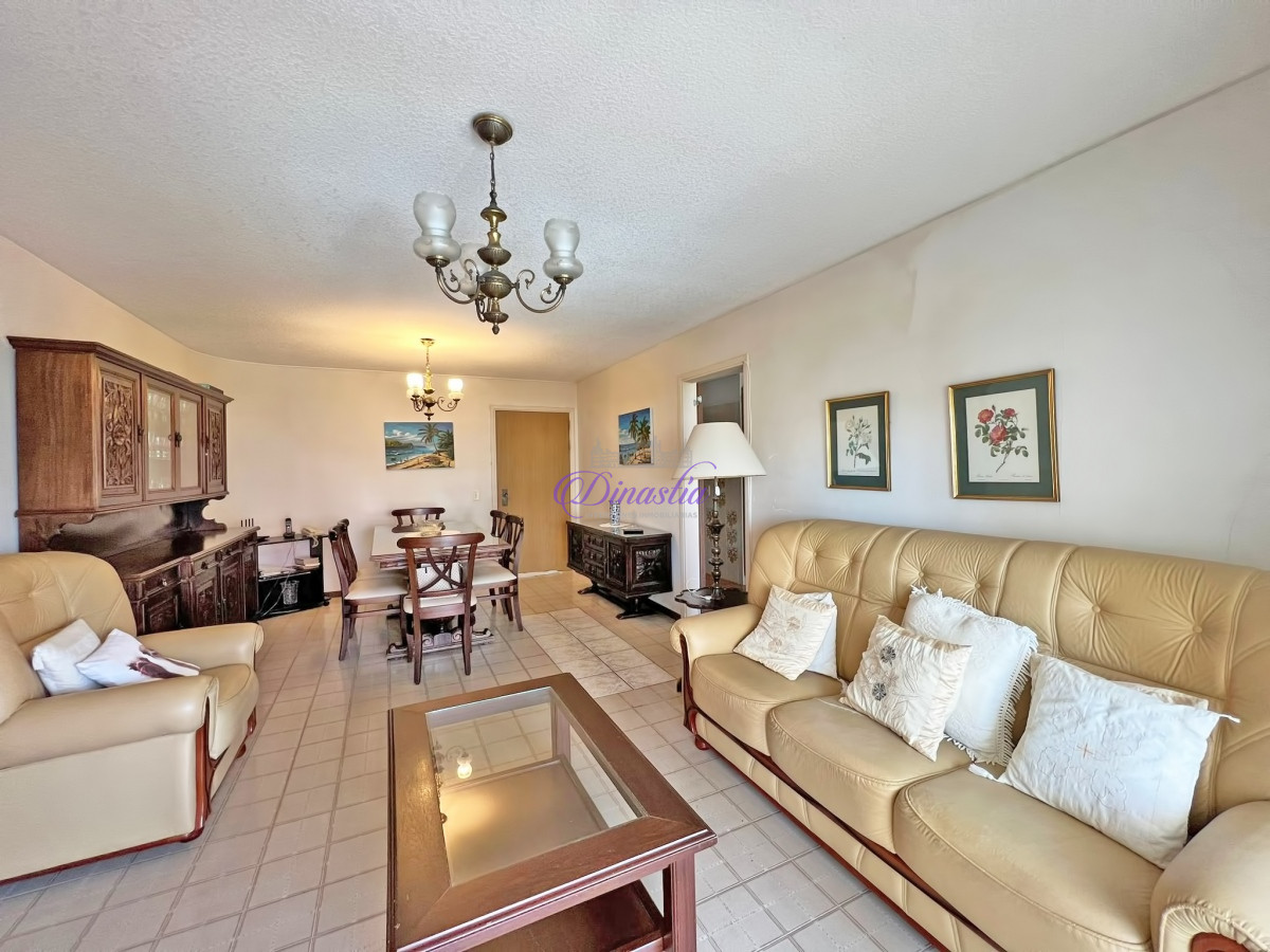 Apartamento ID.438 - Venta y Alquiler Apartamento de 2 dormitorios frente al mar en Playa Brava, Punta del Este.