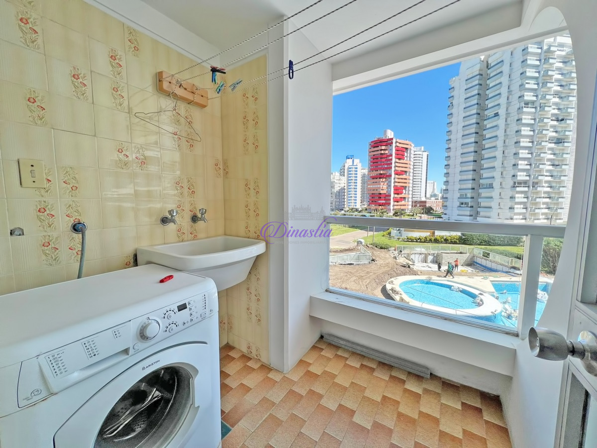 Apartamento ID.438 - Venta y Alquiler Apartamento de 2 dormitorios frente al mar en Playa Brava, Punta del Este.