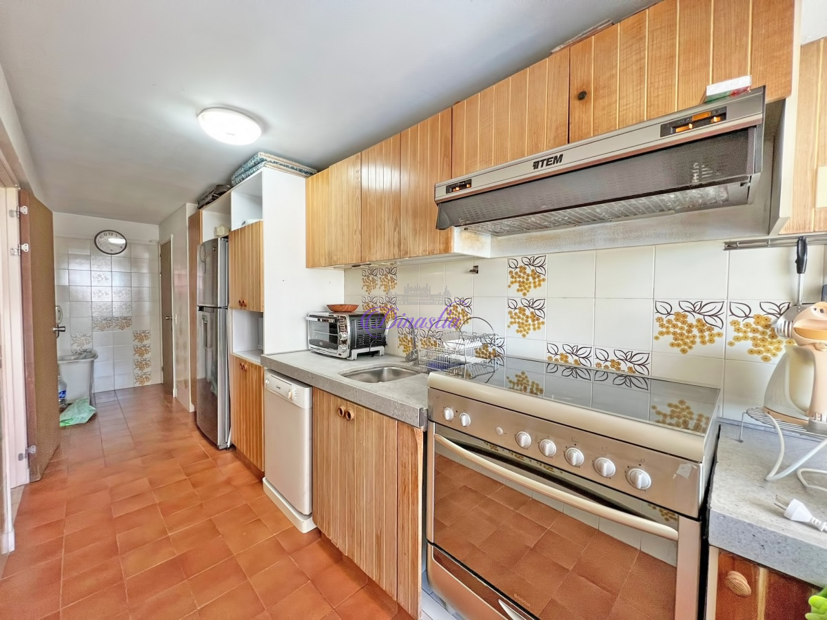 Apartamento ID.438 - Venta y Alquiler Apartamento de 2 dormitorios frente al mar en Playa Brava, Punta del Este.
