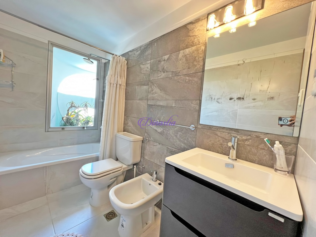 Apartamento ID.438 - Venta y Alquiler Apartamento de 2 dormitorios frente al mar en Playa Brava, Punta del Este.