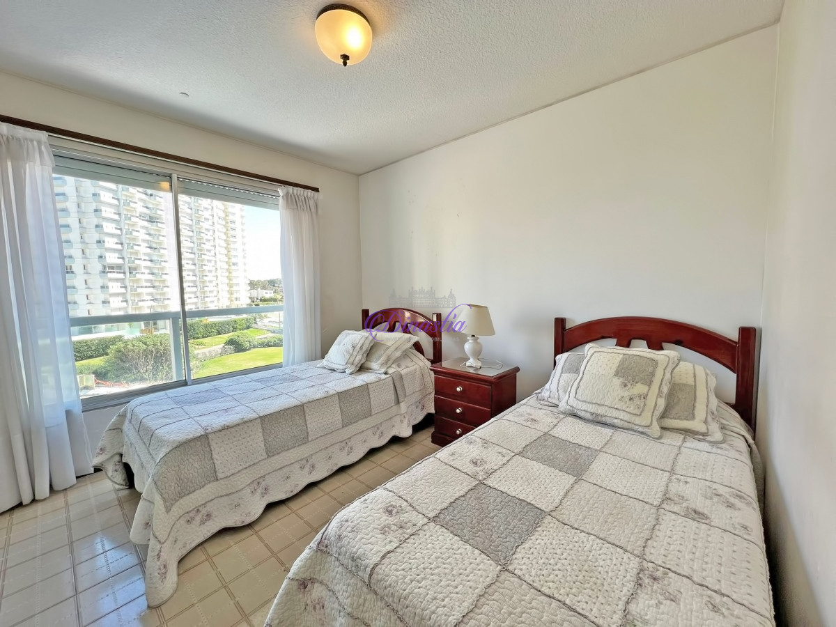 Apartamento ID.438 - Venta y Alquiler Apartamento de 2 dormitorios frente al mar en Playa Brava, Punta del Este.
