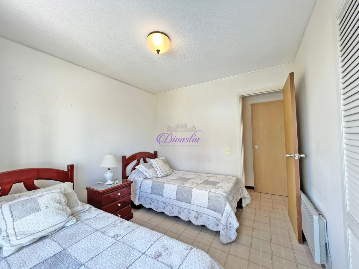 Apartamento ID.438 - Venta y Alquiler Apartamento de 2 dormitorios frente al mar en Playa Brava, Punta del Este.