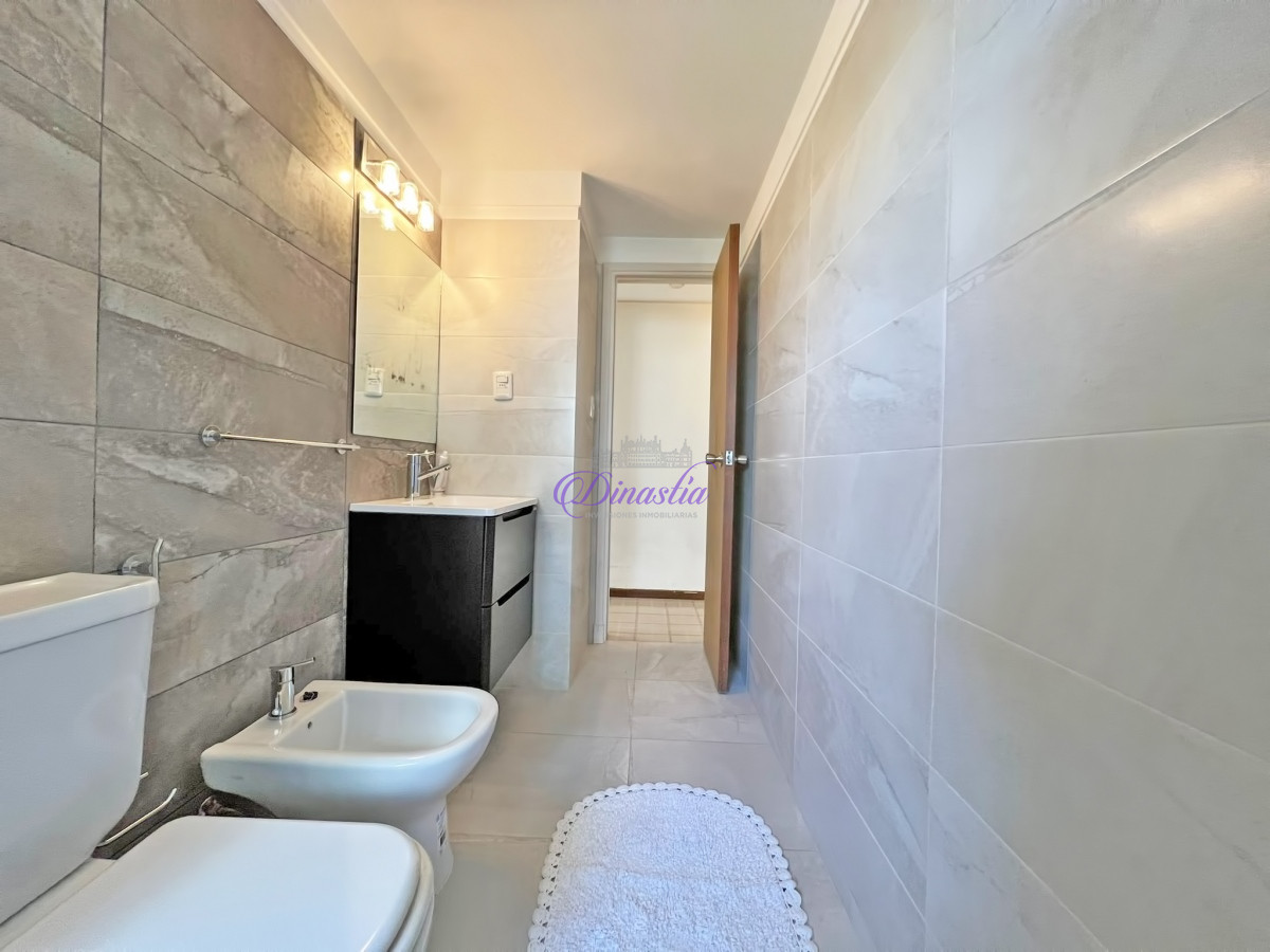 Apartamento ID.438 - Venta y Alquiler Apartamento de 2 dormitorios frente al mar en Playa Brava, Punta del Este.