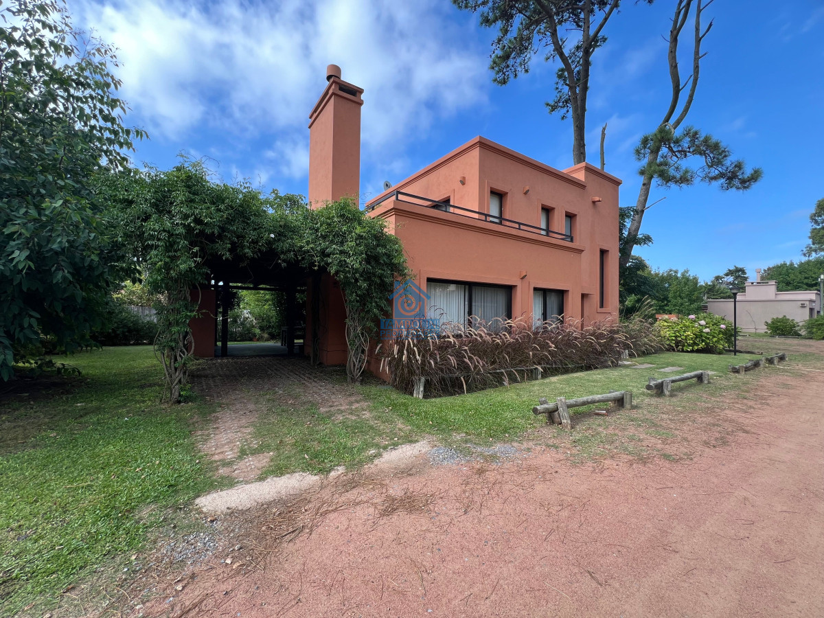 Casa ID.1220 - Alquiler anual y venta casa 2 dormitorios en Barrio privado