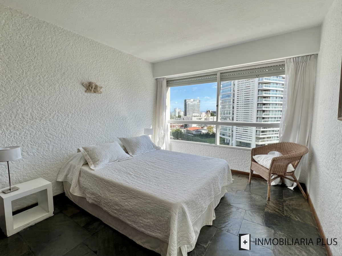 Apartamento ID.1220 - Alquiler de Apartamento de 1 Dormitorio a pasos de la playa Servicio de mucama, piscina, gimnasio y más