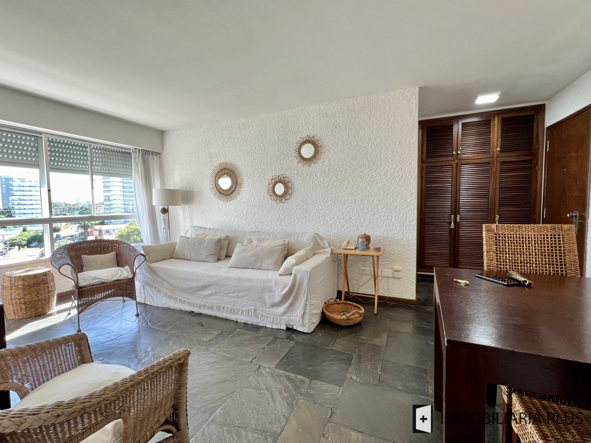 Apartamento ID.1220 - Alquiler de Apartamento de 1 Dormitorio a pasos de la playa Servicio de mucama, piscina, gimnasio y más
