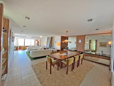 Apartamento en venta en Punta del Este, Tres dormitorios + servicio