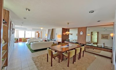 Apartamento en venta en Punta del Este, Tres dormitorios + servicio