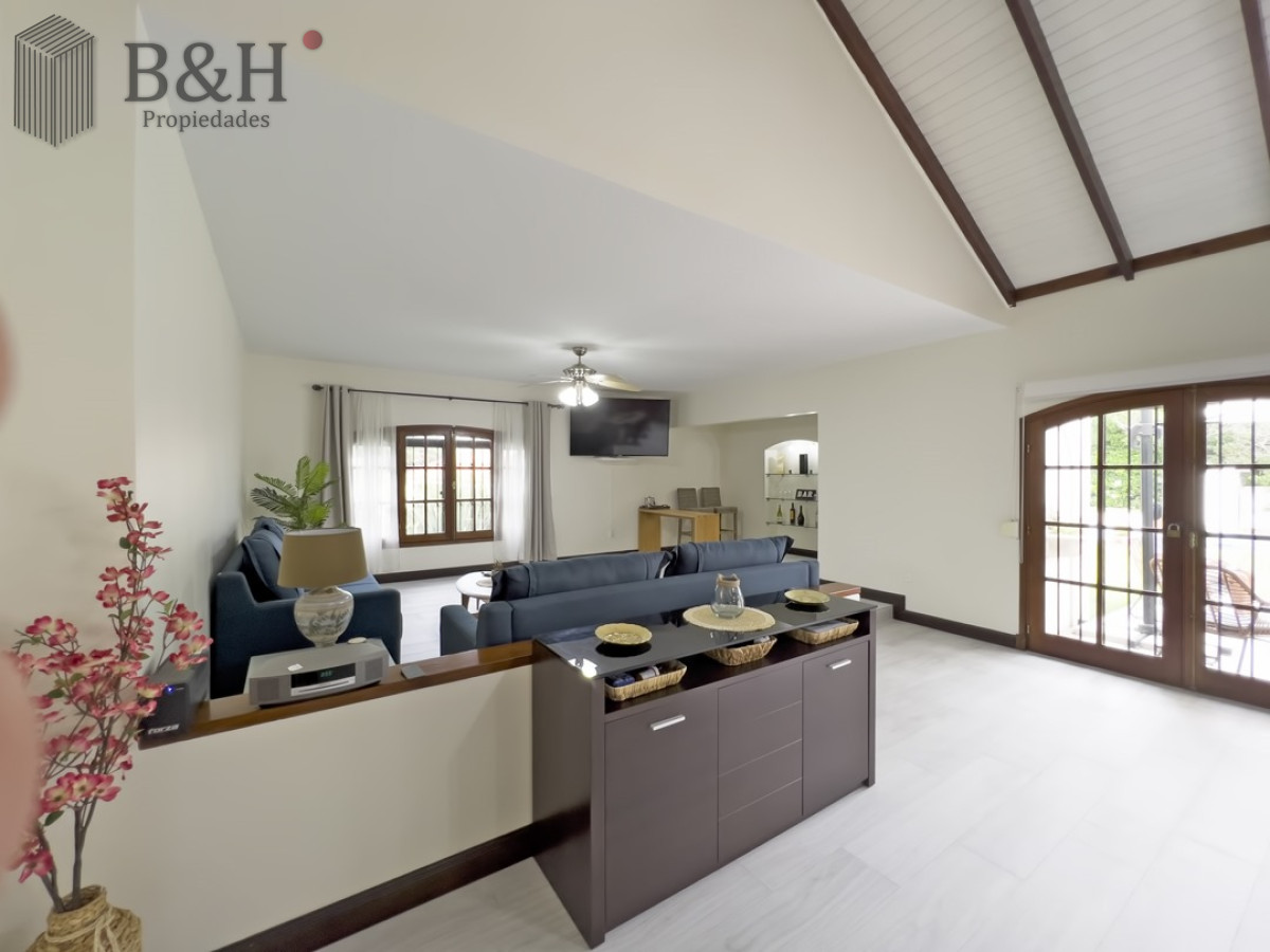 Casa ID.1758 - Excelente propiedad ubicada a pasos del mar. 