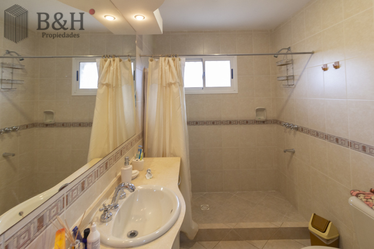 Casa ID.5412 - Casa 4 dormitorios en Venta, Alquiler anual y de verano