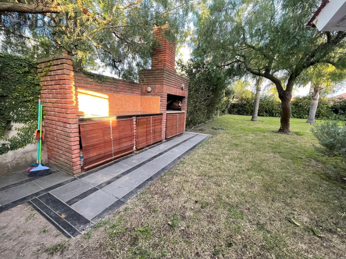 Casa ID.5412 - Casa 4 dormitorios en Venta, Alquiler anual y de verano