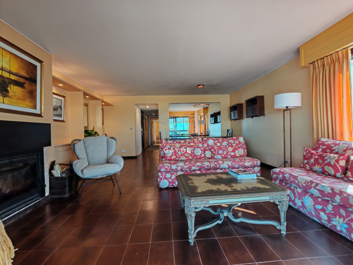 Apartamento ID.682 - Alquiler anual frente al mar de 3 dormitorios