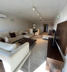 Apartamento reciclado en piso intermedio.
