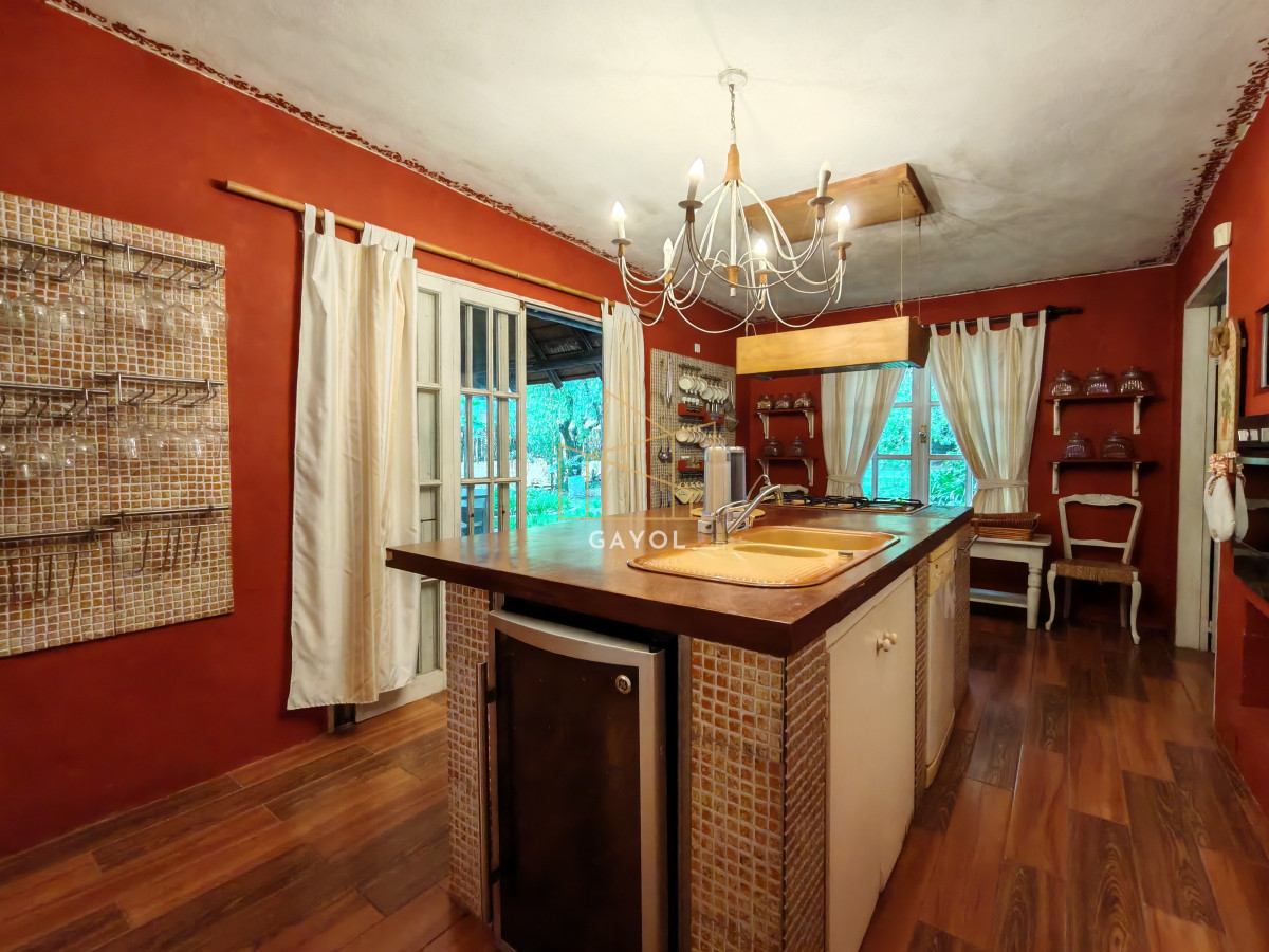 Casa ID.655 - Casa en venta reciclada, con amplio jardin con piscina 