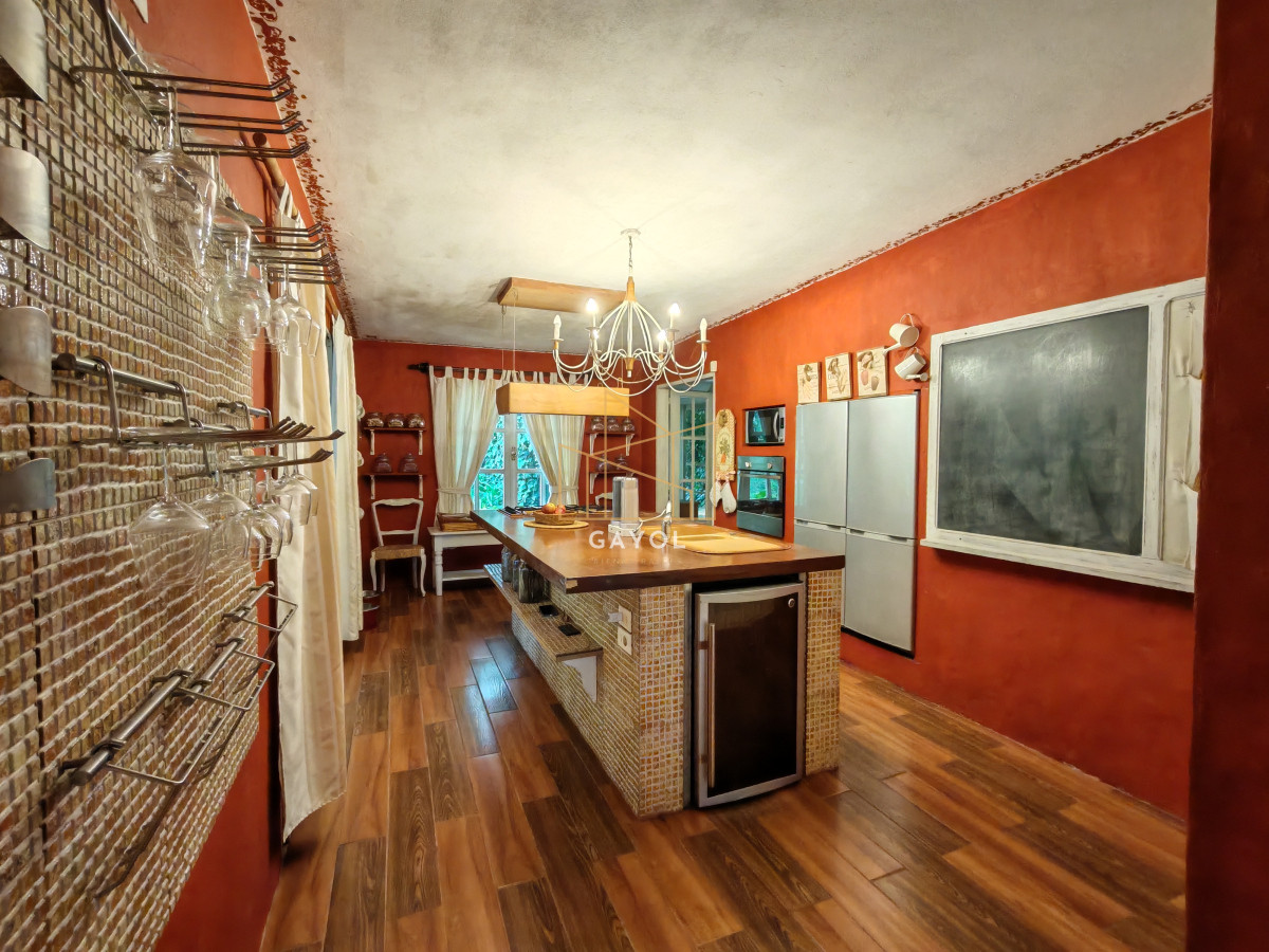 Casa ID.655 - Casa en venta reciclada, con amplio jardin con piscina 