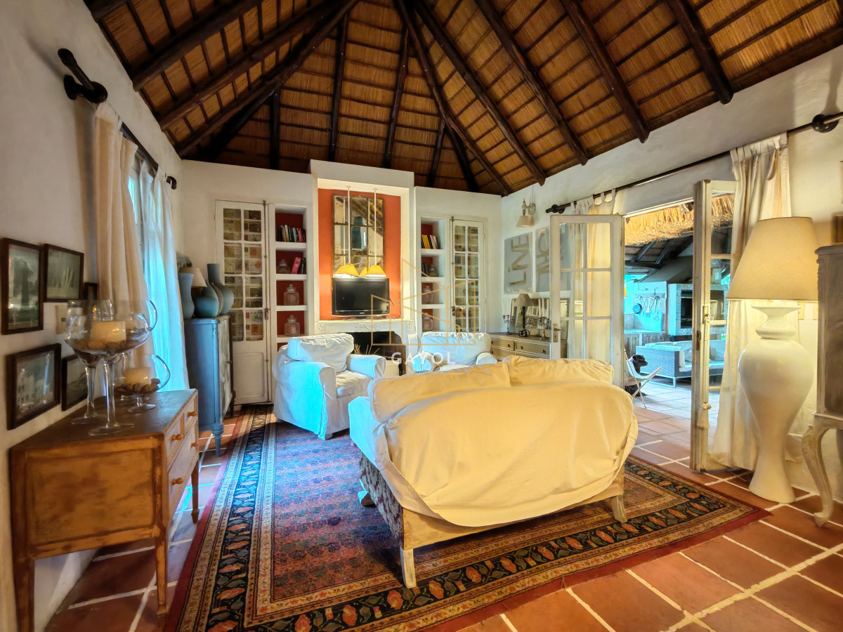 Casa ID.655 - Casa en venta reciclada, con amplio jardin con piscina 