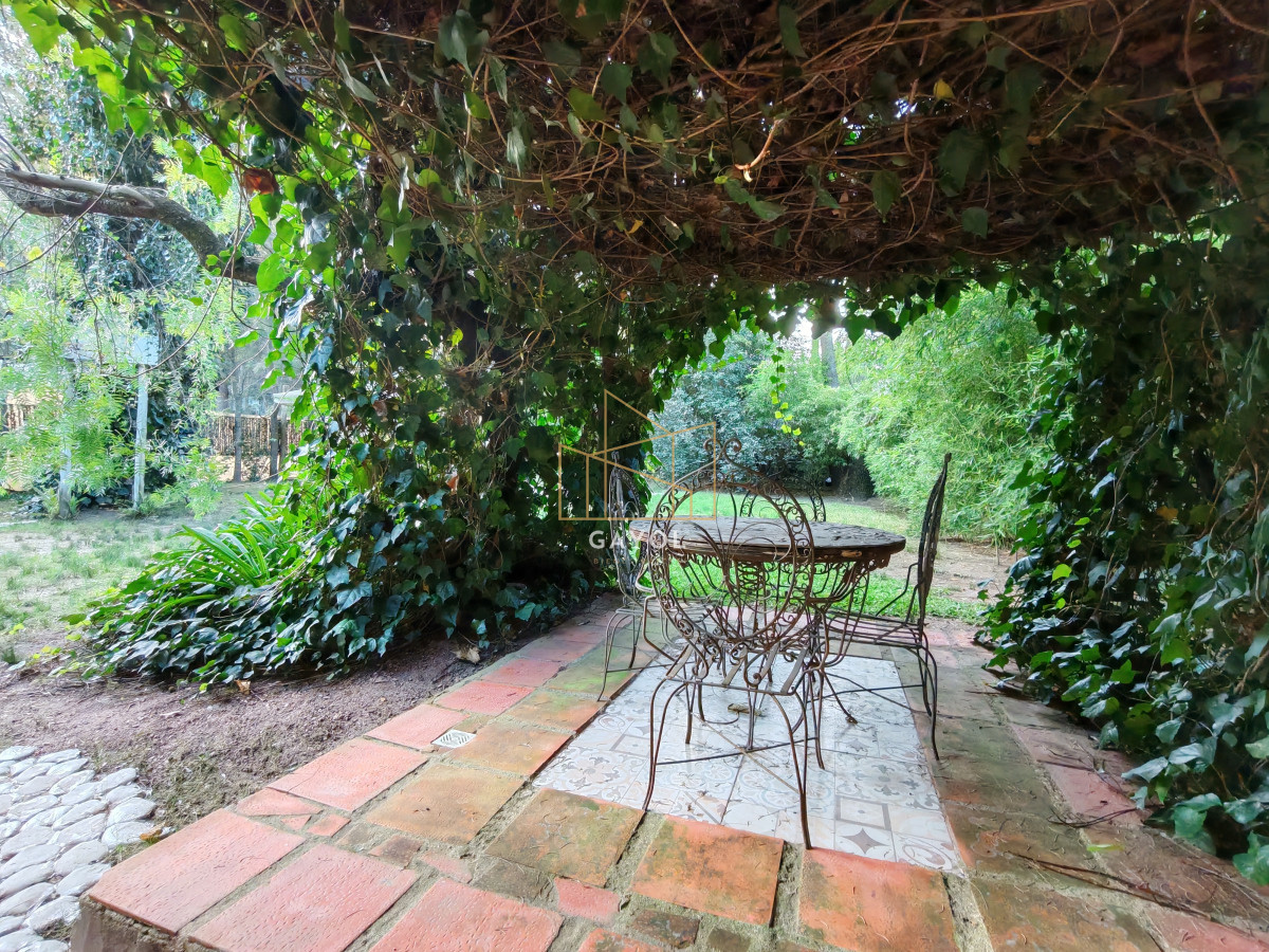 Casa ID.655 - Casa en venta reciclada, con amplio jardin con piscina 