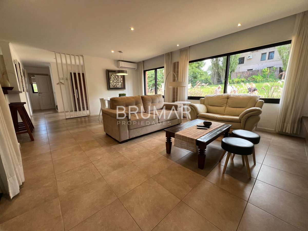 Casa ID.885 - Alquiler anual y venta casa 2 dormitorios en Barrio privado