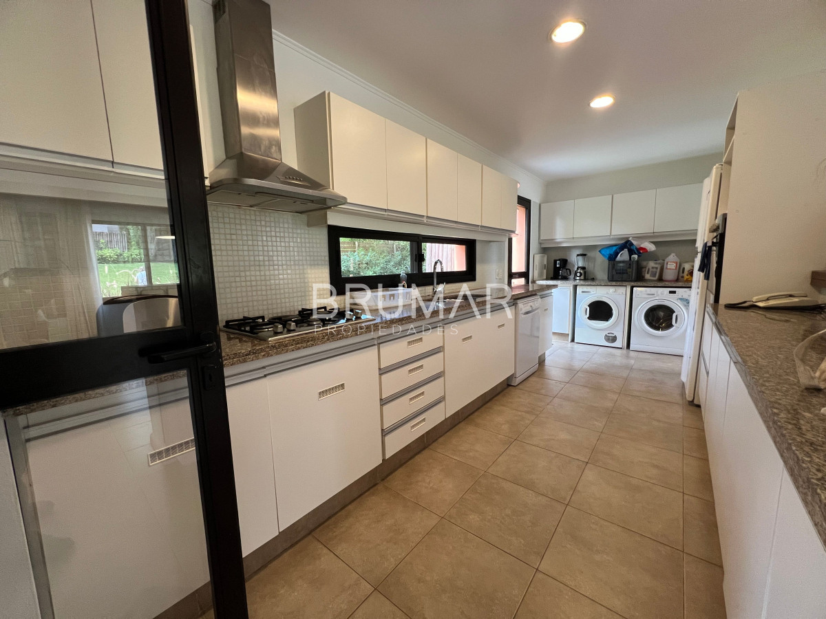 Casa ID.885 - Alquiler anual y venta casa 2 dormitorios en Barrio privado