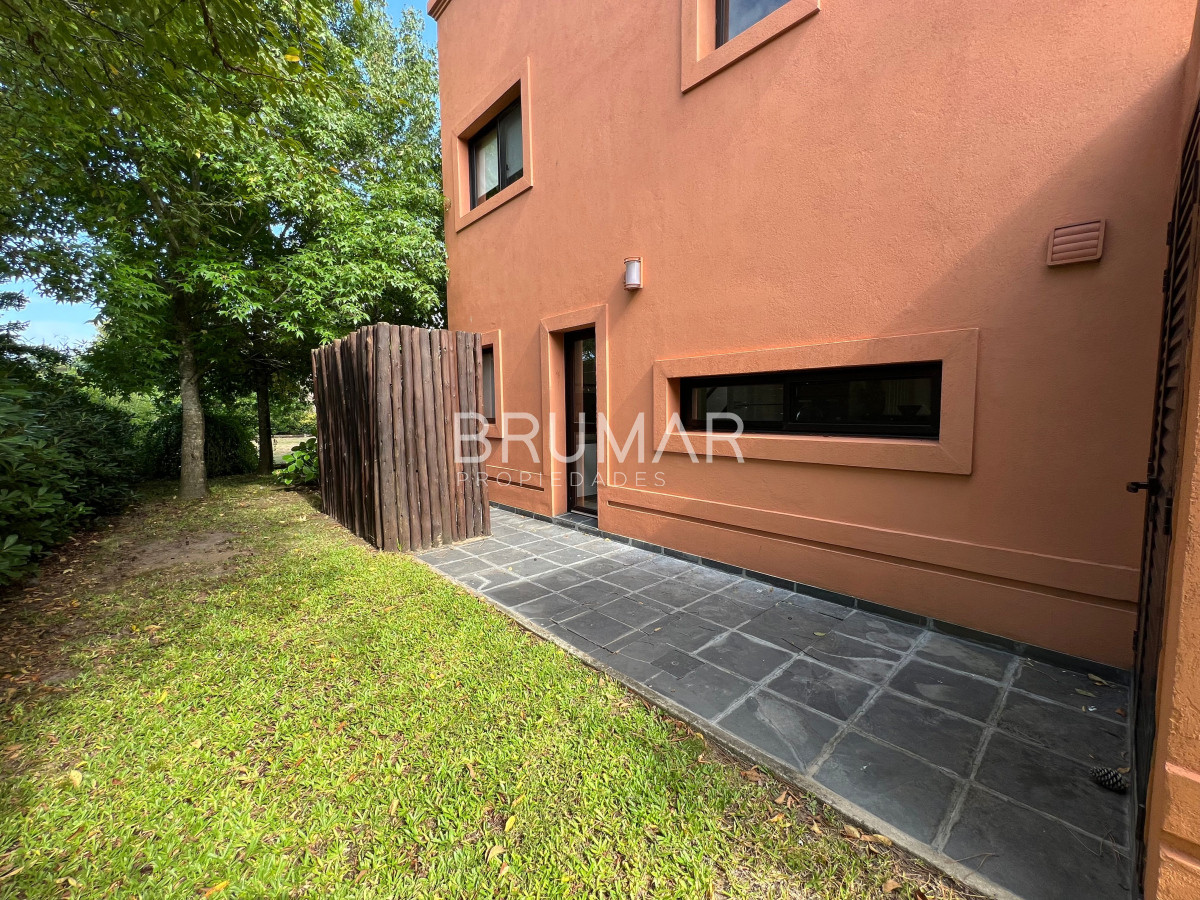 Casa ID.885 - Alquiler anual y venta casa 2 dormitorios en Barrio privado