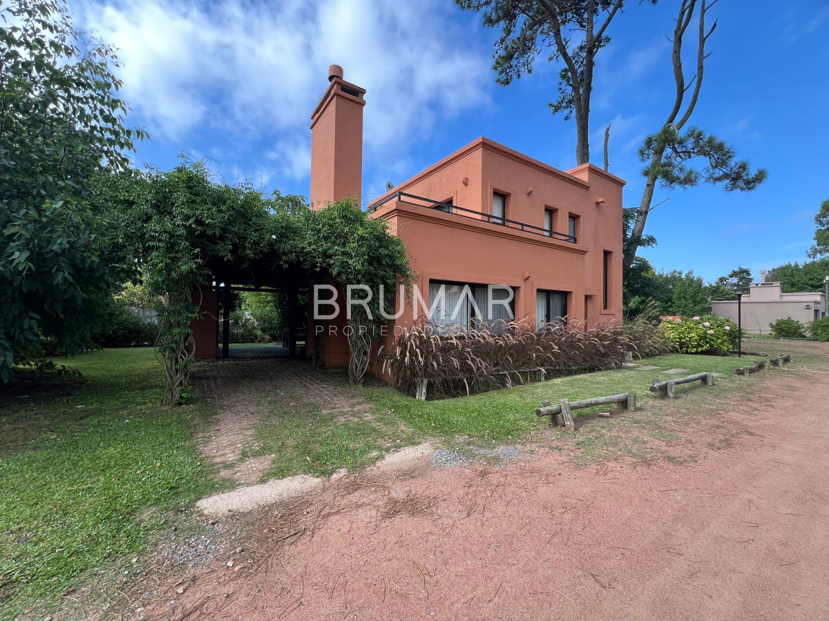 Casa ID.885 - Alquiler anual y venta casa 2 dormitorios en Barrio privado