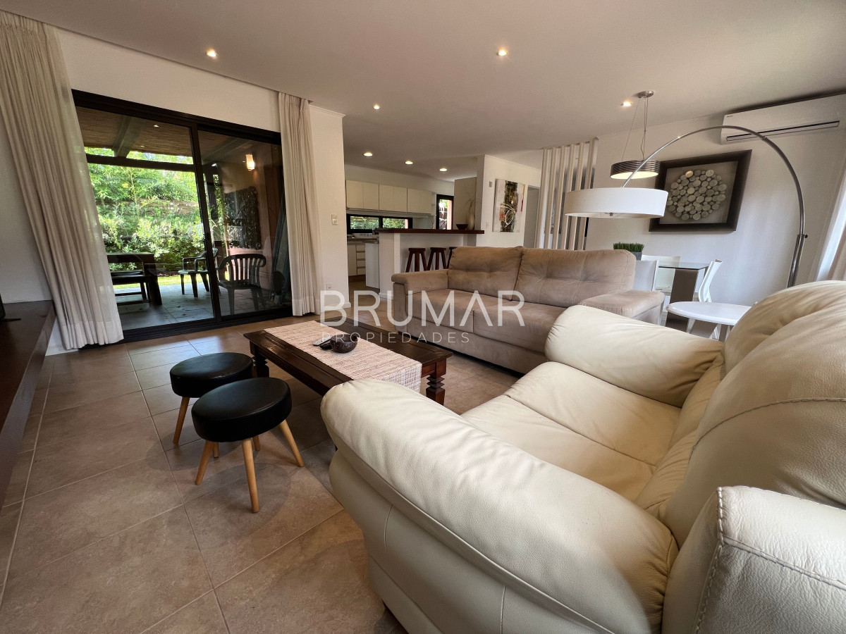 Casa ID.885 - Alquiler anual y venta casa 2 dormitorios en Barrio privado