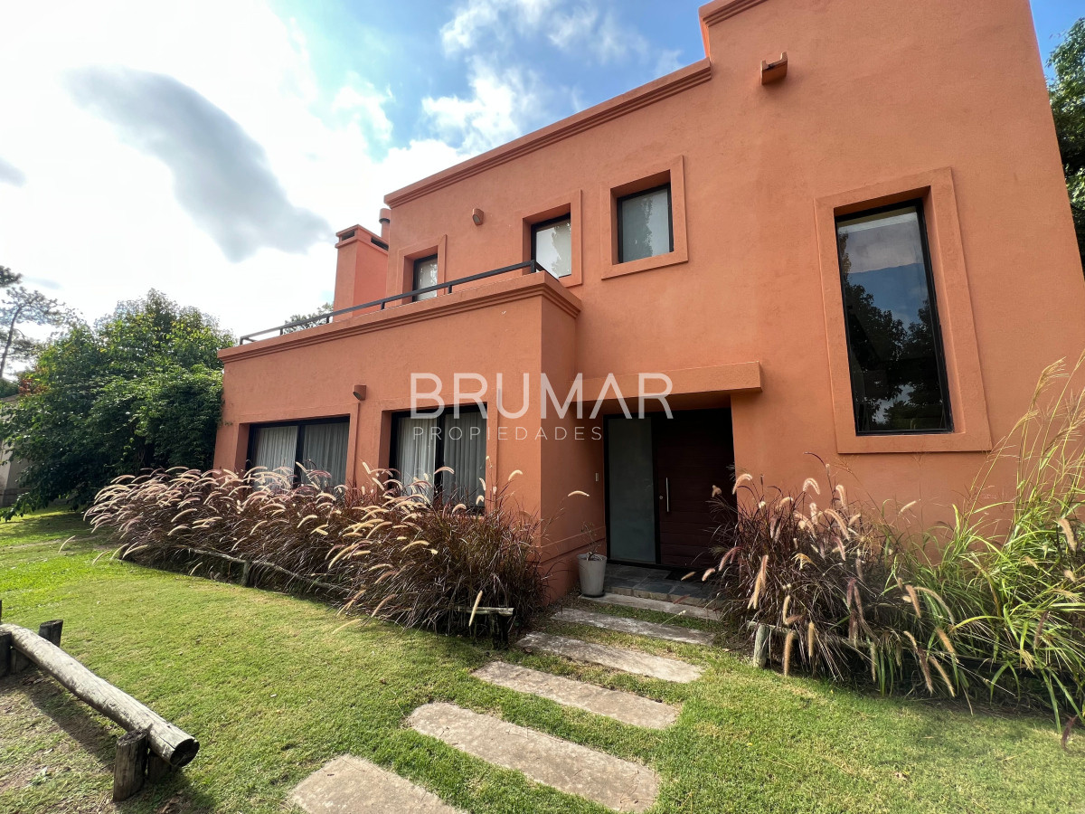 Casa ID.885 - Alquiler anual y venta casa 2 dormitorios en Barrio privado