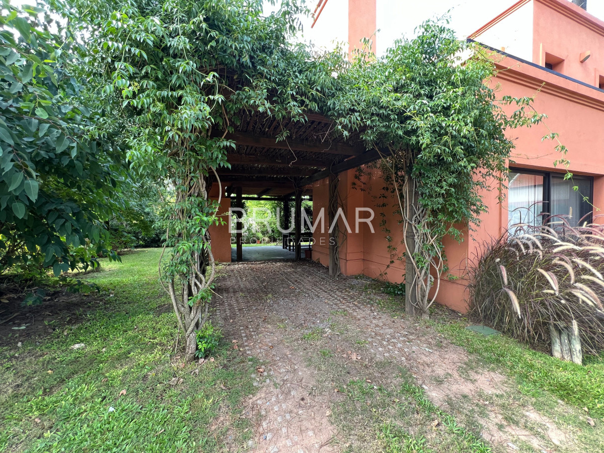 Casa ID.885 - Alquiler anual y venta casa 2 dormitorios en Barrio privado