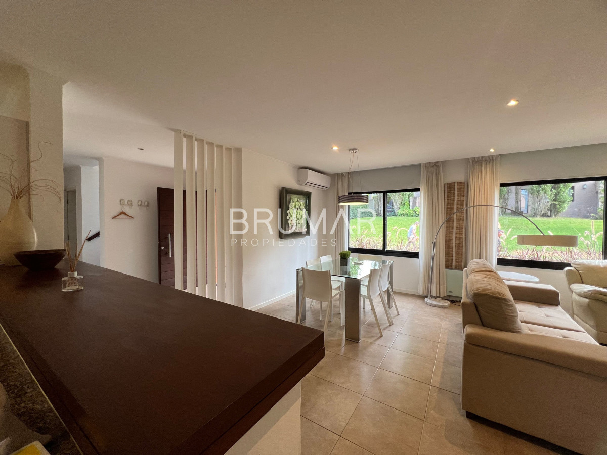 Casa ID.885 - Alquiler anual y venta casa 2 dormitorios en Barrio privado