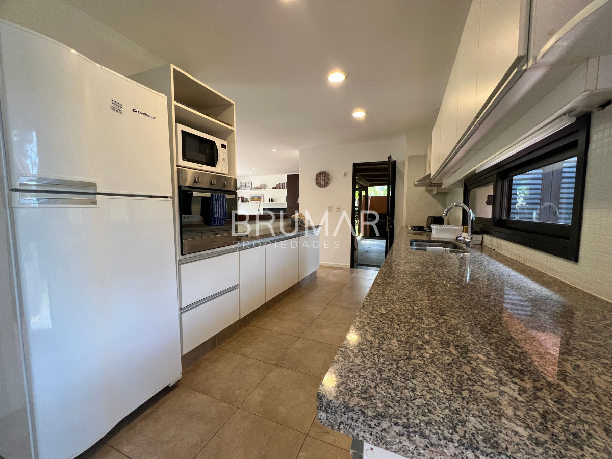 Casa ID.885 - Alquiler anual y venta casa 2 dormitorios en Barrio privado