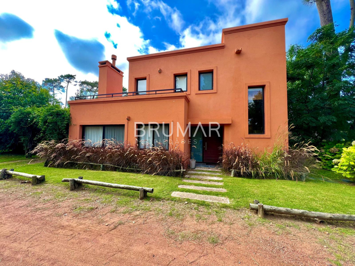 Casa ID.885 - Alquiler anual y venta casa 2 dormitorios en Barrio privado