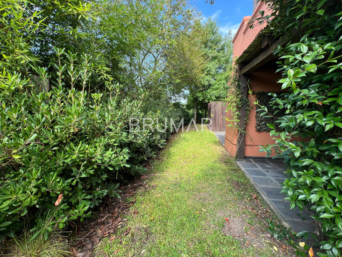 Casa ID.885 - Alquiler anual y venta casa 2 dormitorios en Barrio privado