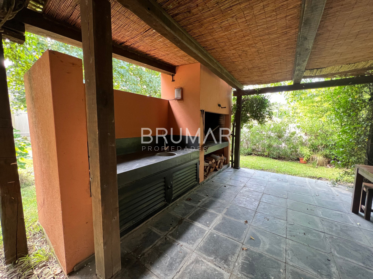 Casa ID.885 - Alquiler anual y venta casa 2 dormitorios en Barrio privado
