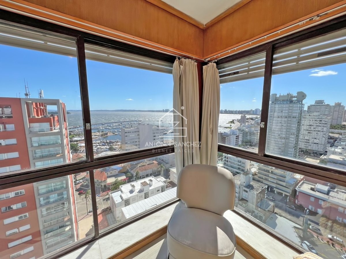 Apartamento ID.1549 - Apartamento en venta en Punta del Este, Tres dormitorios + servicio