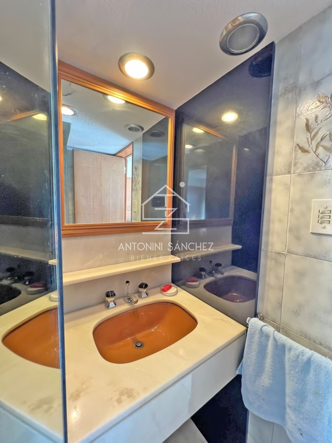 Apartamento ID.1549 - Apartamento en venta en Punta del Este, Tres dormitorios + servicio