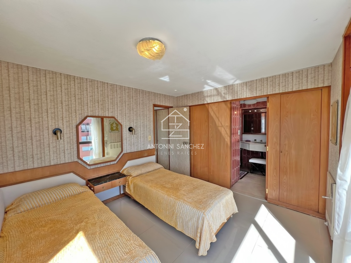 Apartamento ID.1549 - Apartamento en venta en Punta del Este, Tres dormitorios + servicio