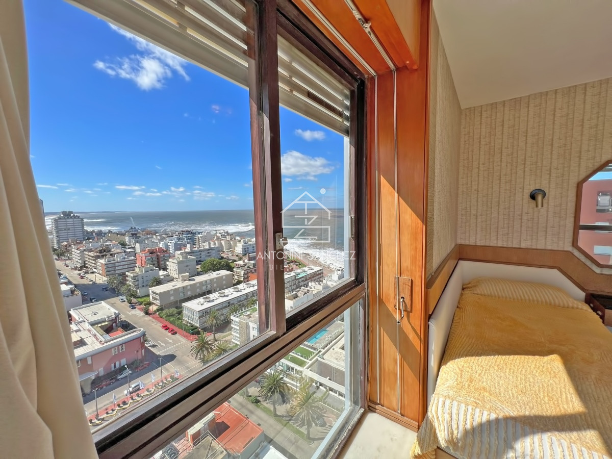 Apartamento ID.1549 - Apartamento en venta en Punta del Este, Tres dormitorios + servicio