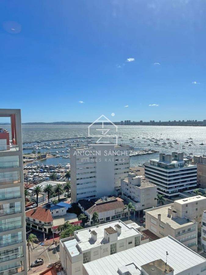 Apartamento ID.1549 - Apartamento en venta en Punta del Este, Tres dormitorios + servicio