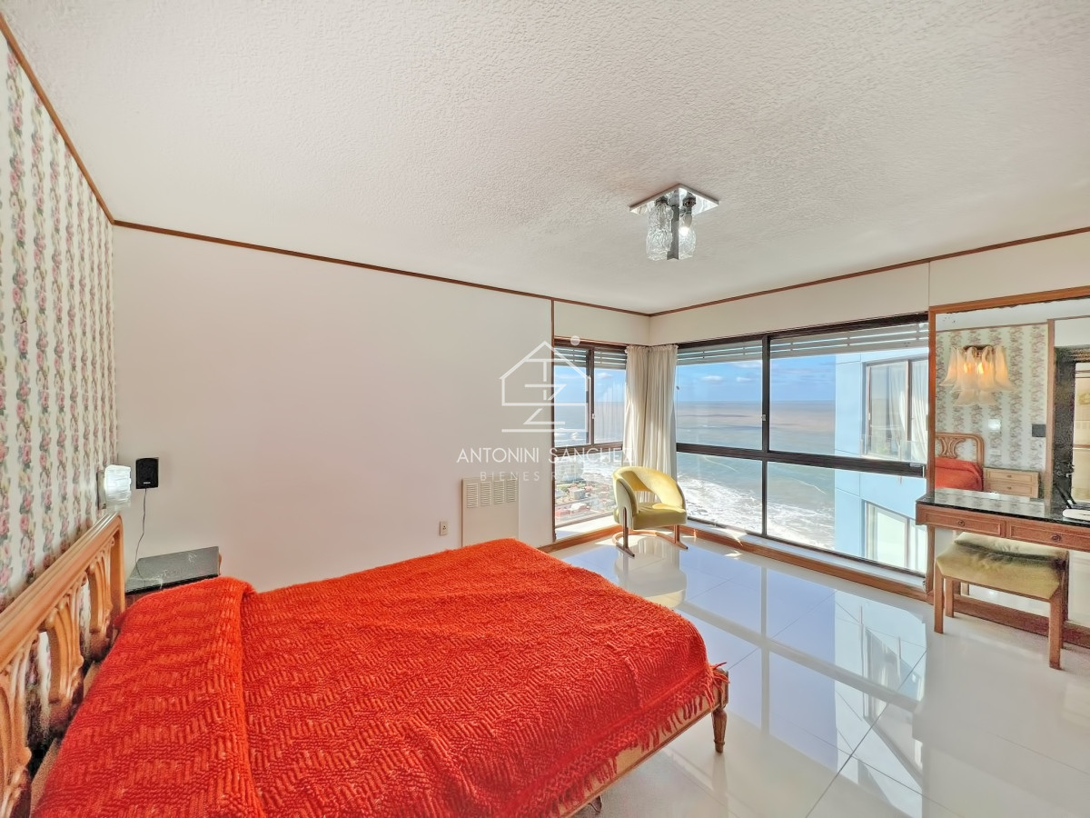 Apartamento ID.1549 - Apartamento en venta en Punta del Este, Tres dormitorios + servicio