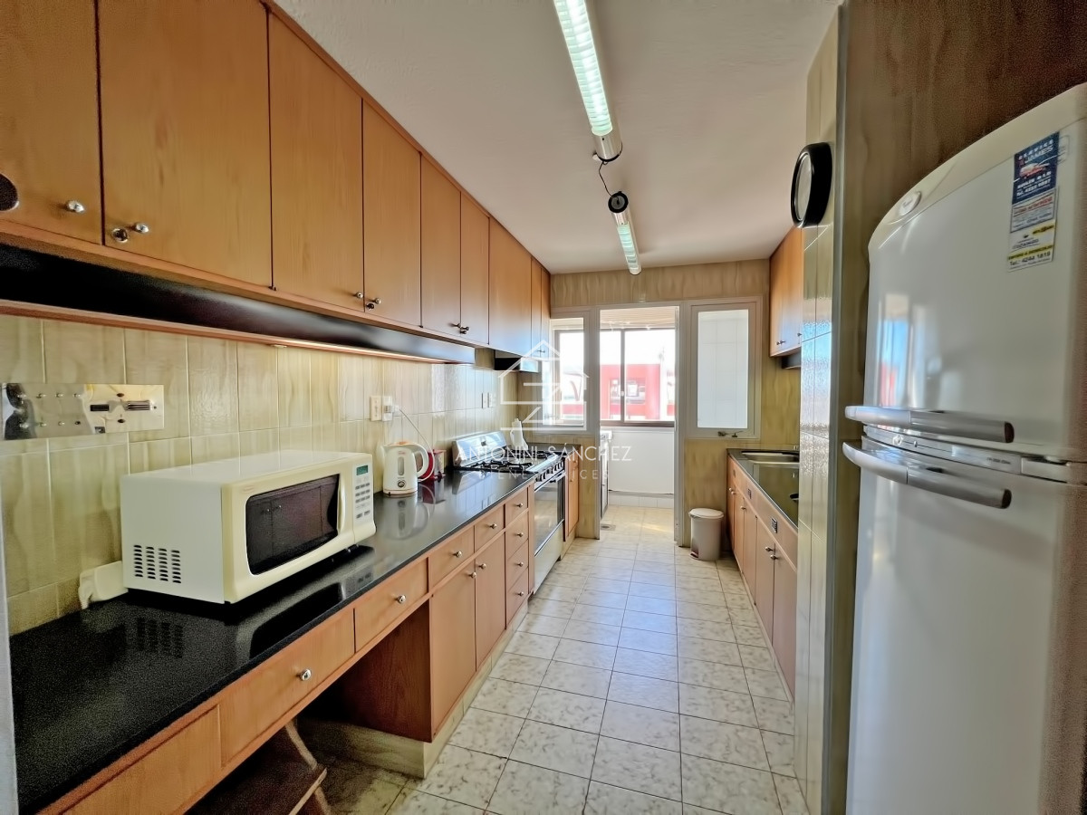 Apartamento ID.1549 - Apartamento en venta en Punta del Este, Tres dormitorios + servicio