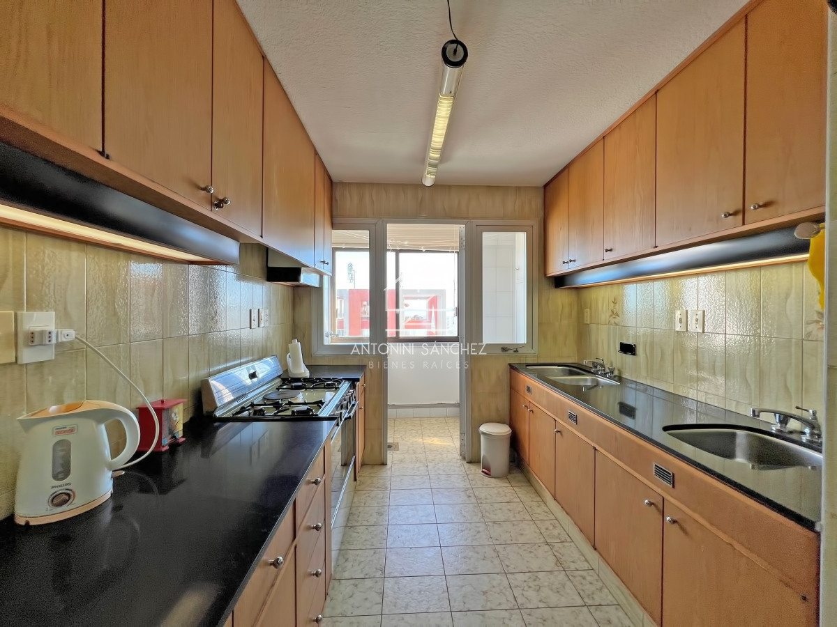 Apartamento ID.1549 - Apartamento en venta en Punta del Este, Tres dormitorios + servicio