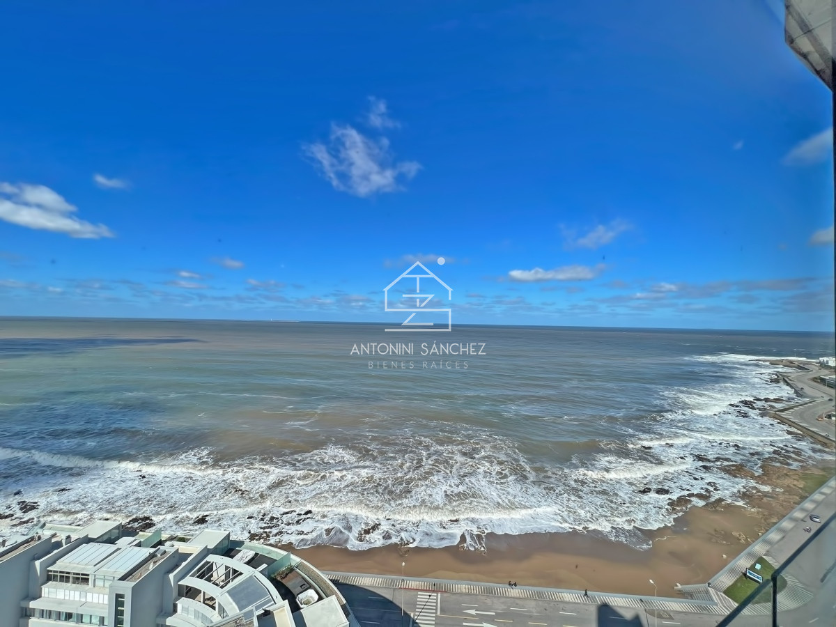 Apartamento ID.1549 - Apartamento en venta en Punta del Este, Tres dormitorios + servicio