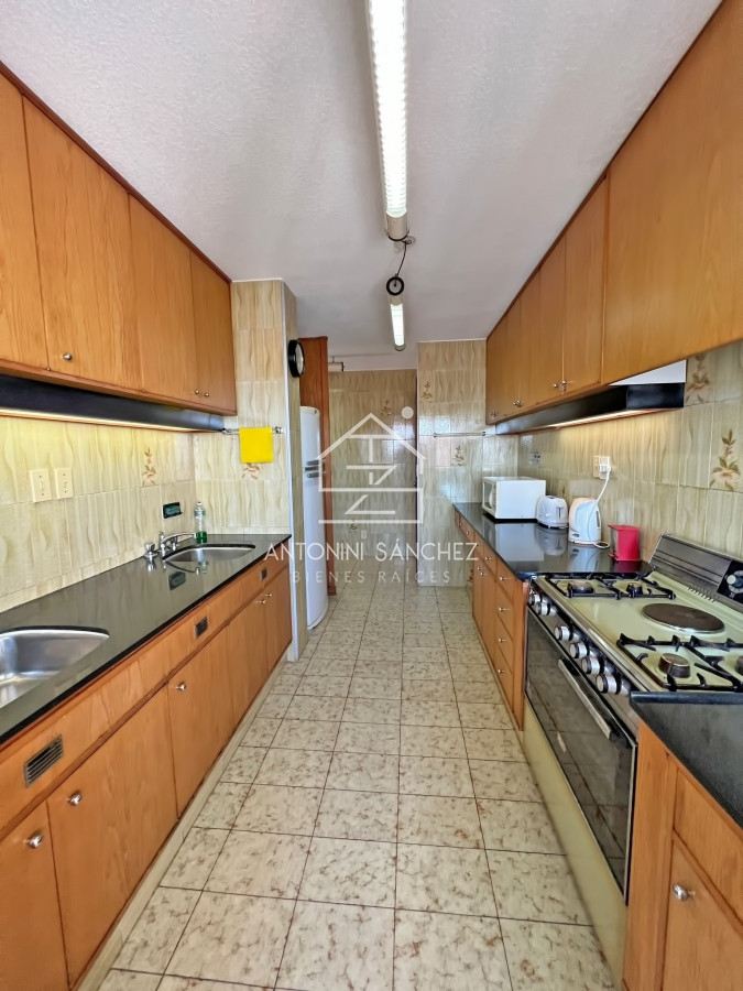 Apartamento ID.1549 - Apartamento en venta en Punta del Este, Tres dormitorios + servicio