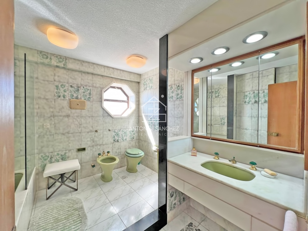 Apartamento ID.1549 - Apartamento en venta en Punta del Este, Tres dormitorios + servicio