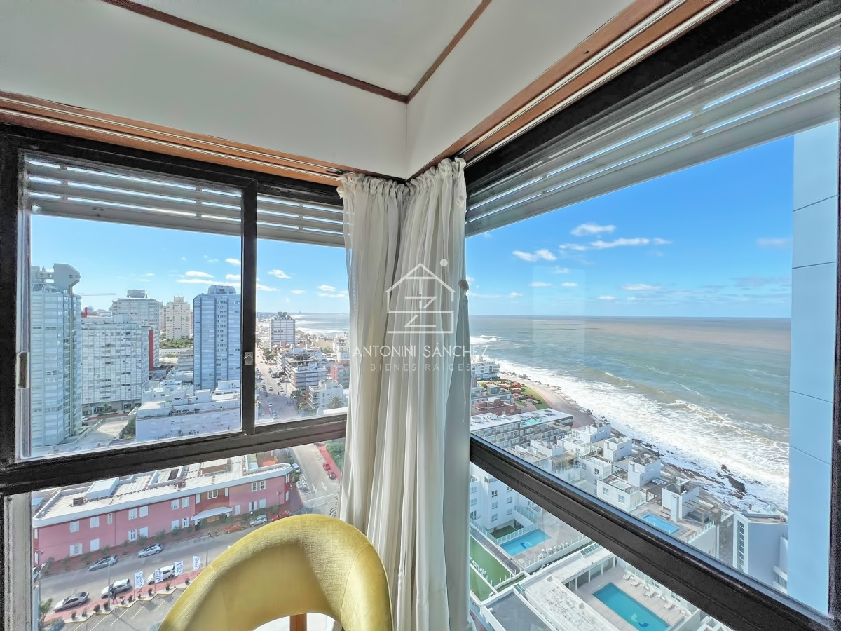 Apartamento ID.1549 - Apartamento en venta en Punta del Este, Tres dormitorios + servicio