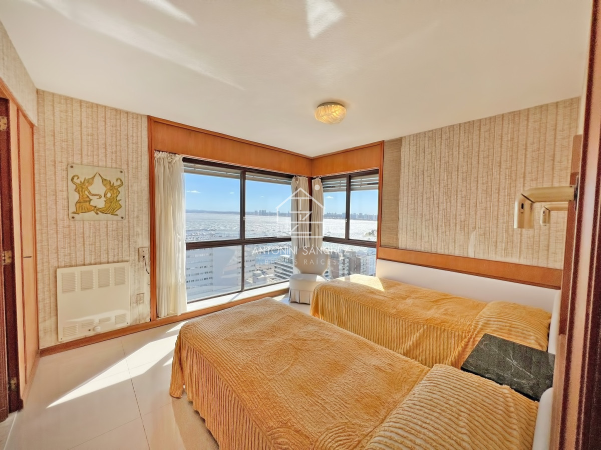 Apartamento ID.1549 - Apartamento en venta en Punta del Este, Tres dormitorios + servicio