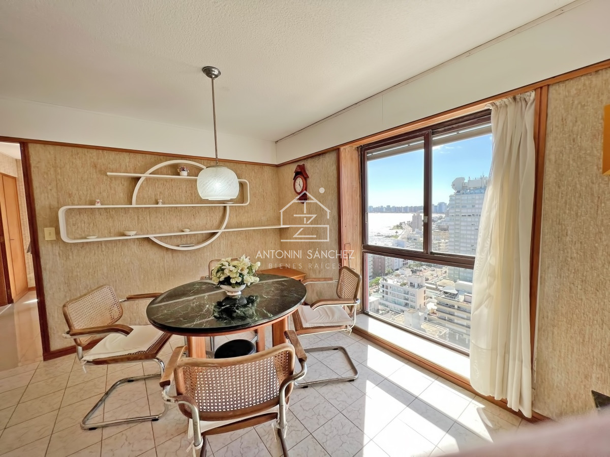 Apartamento ID.1549 - Apartamento en venta en Punta del Este, Tres dormitorios + servicio