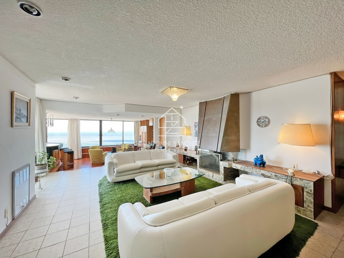 Apartamento ID.1549 - Apartamento en venta en Punta del Este, Tres dormitorios + servicio